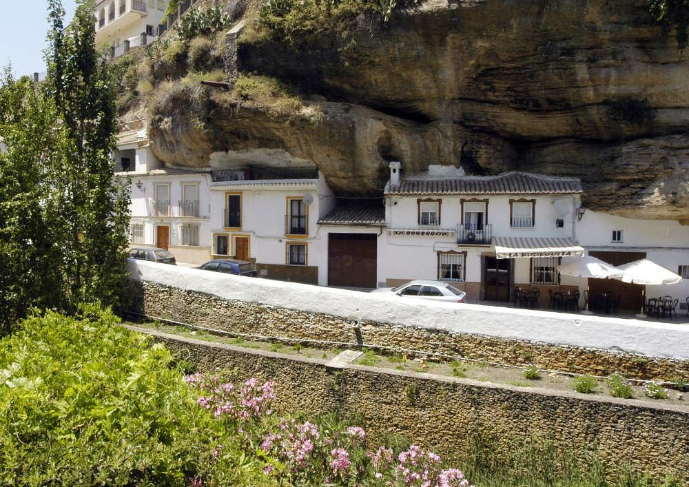 Setenil de las Bodegas er en hvit landsby med unik arkitektur